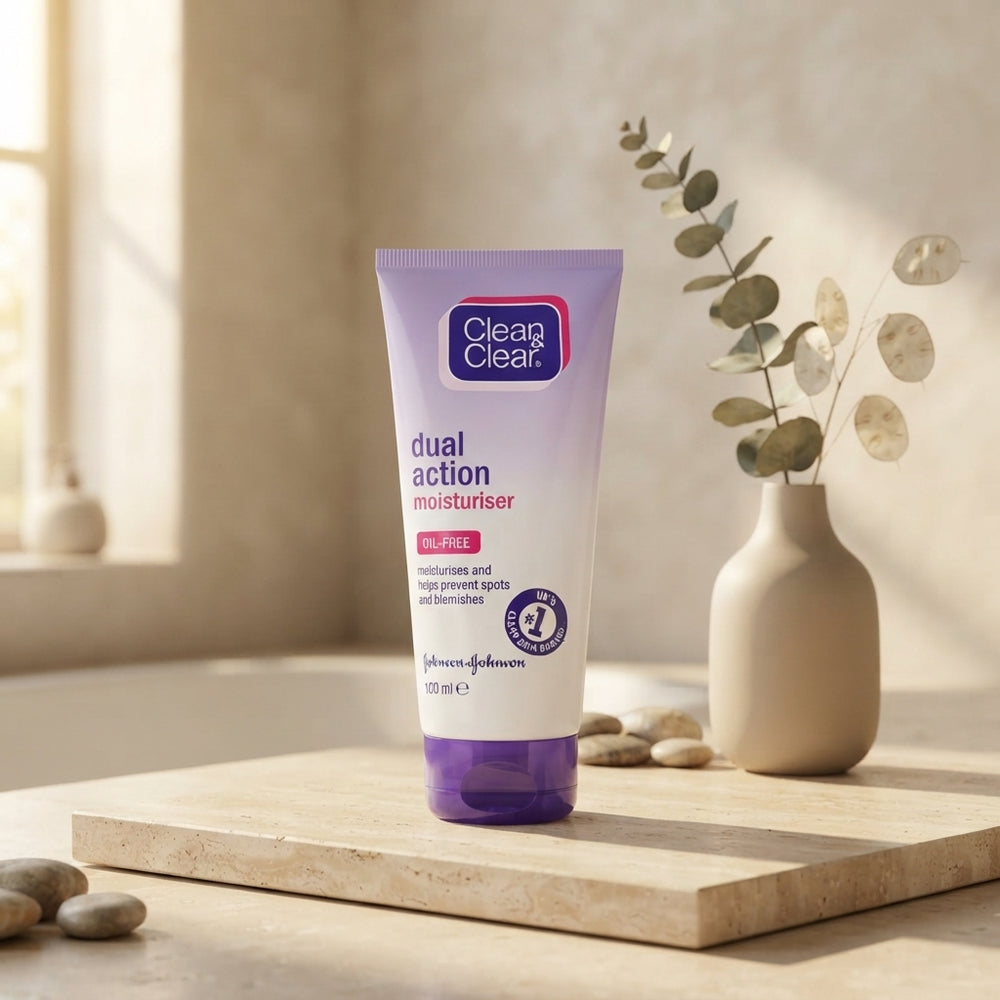 Clean & Clear Dual Action Moisturizer 100ml – Oil-Free Spot Fighting Face Moisturizer for Hydrated & Clear-Looking Skin